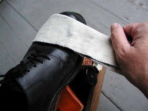 Lau khô giày bằng vải sạch.